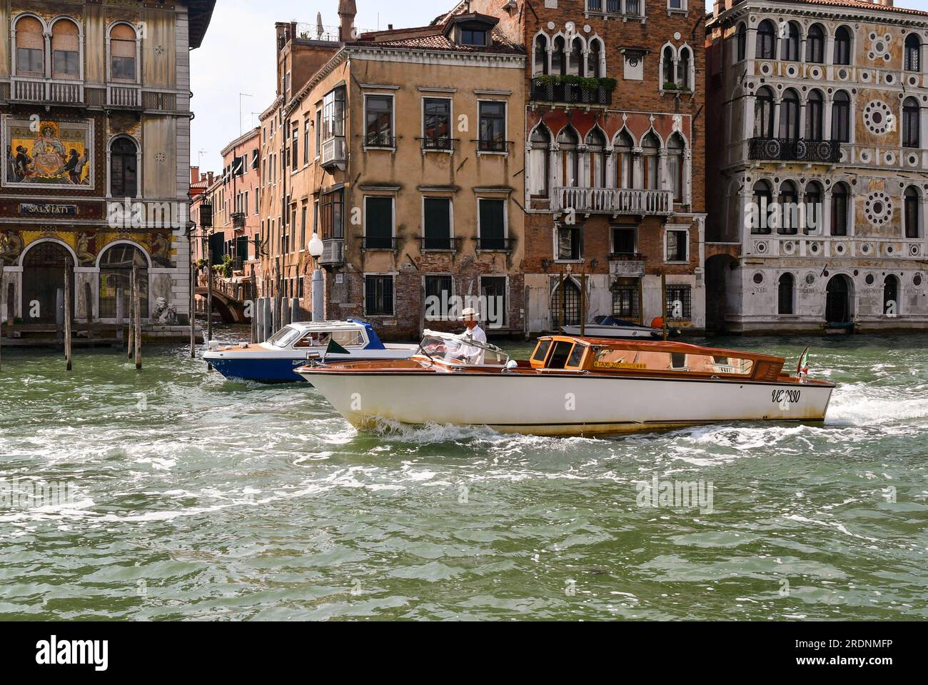 Barche sul Canal grande di fronte (da sinistra) a Palazzo Salviati, Palazzo Barbaro Wolkoff e Cà Dario, sestiere di Dorsoduro, Venezia, Veneto, Italia Foto Stock