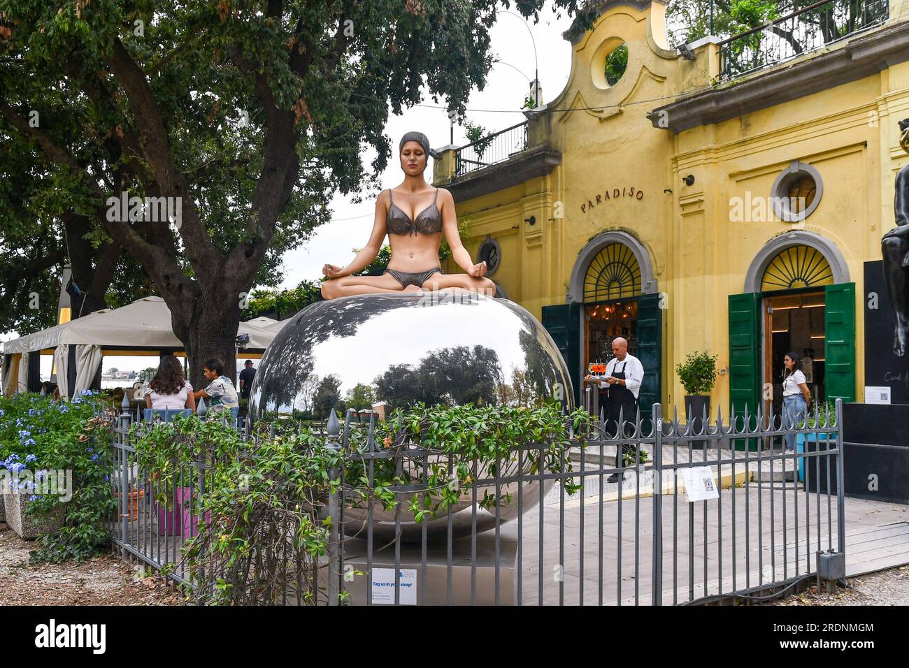 Esterno del caffè Paradiso all'interno dei Giardini della Biennale con persone all'Happy Hour in estate, Venezia, Veneto, Italia Foto Stock