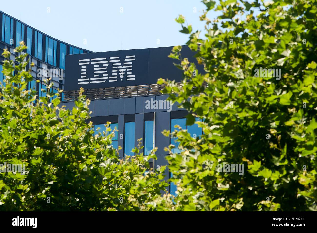 Bucarest, Romania - 9 luglio 2023: Il logo IBM è visibile nella parte superiore dell'edificio della sede IBM Romania, a Bucarest, Romania. Foto Stock