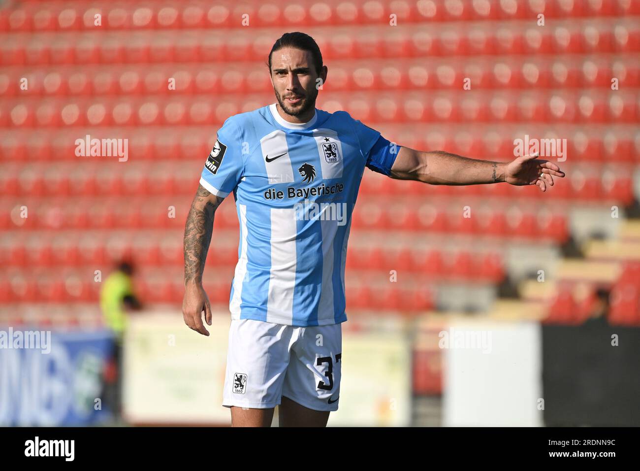 Marlon Frey (TSV Monaco 1860), gesto, fornisce istruzioni, azione, immagine singola, Motivo individuale ritagliato, mezza figura, mezza figura TSV Monaco 1860 - SpVgg Unterhaching Football. Torneo Blitz nell'Alpenbauer Sportpark Unterhaching il 22 luglio 2023. ? Foto Stock