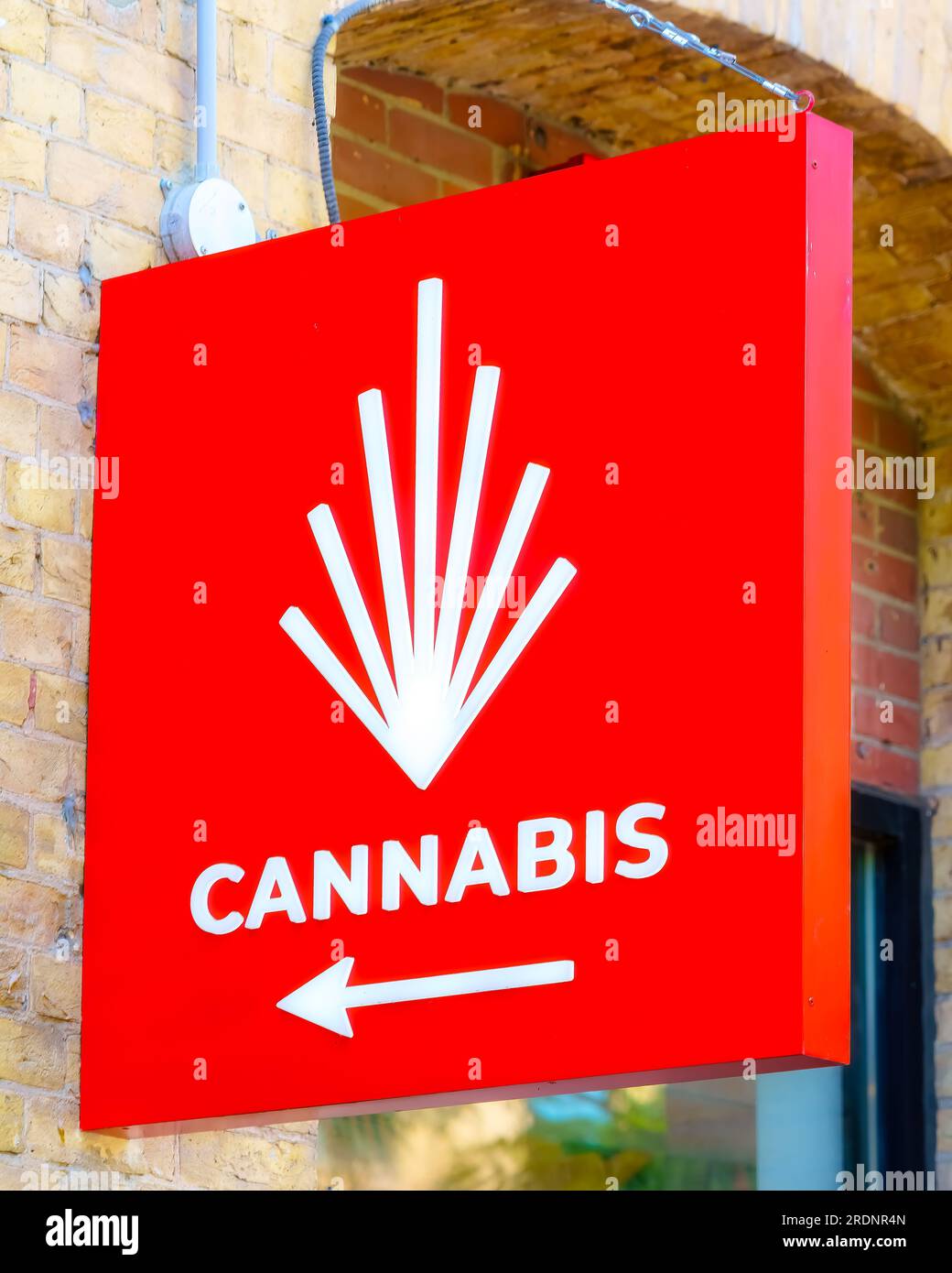 Toronto, Canada - 19 luglio 2023: Logo o segno commerciale di un negozio o negozio di cannabis nella città vecchia. I prodotti Marihuana sono legali nel paese. Foto Stock