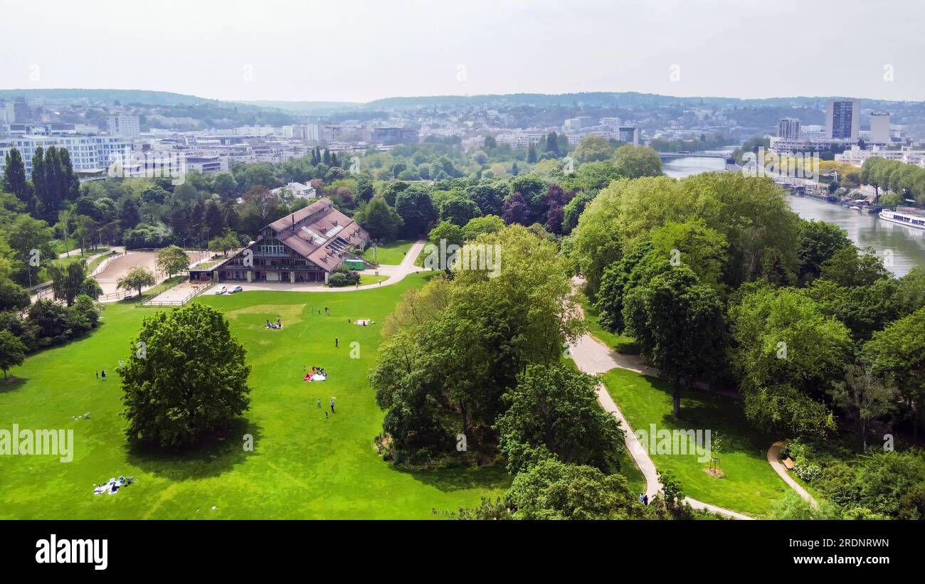 Vista aerea sull'isola di Saint-Germain con parco e Issy-lesMouleineaux. Sulla destra il fiume Senna e Boulogne-Billancourt. Le persone e i bambini si rilassano Foto Stock