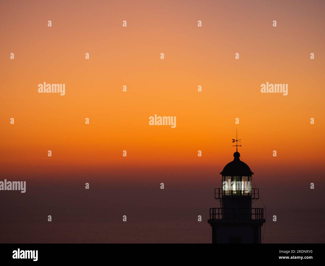 vista mare con la silhouette di un faro al tramonto con delicati effetti acquerello Foto Stock