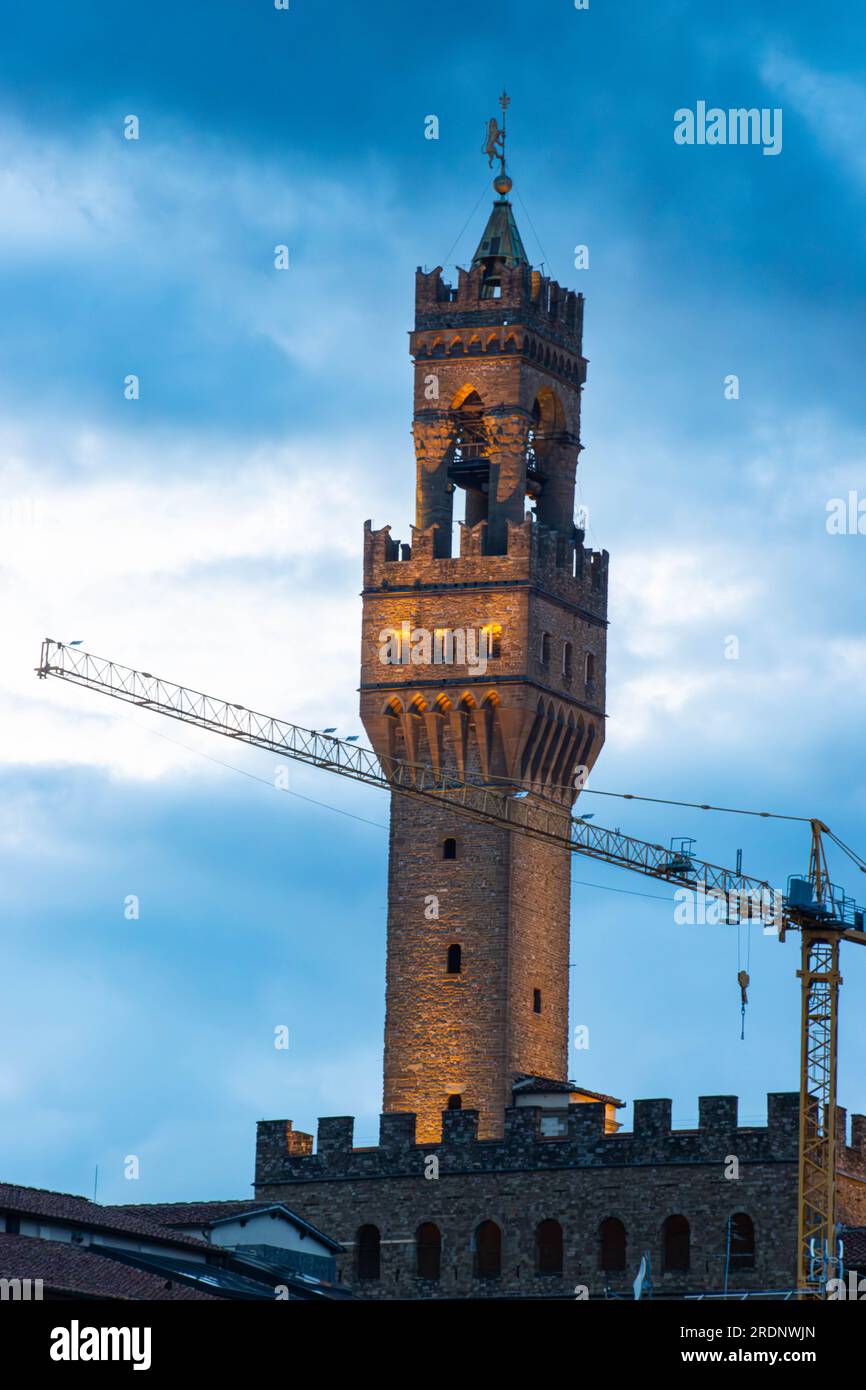 La Torre del Pallazo Vecchio in Piazza della Signoria al crepuscolo a Firenze, Italia Foto Stock