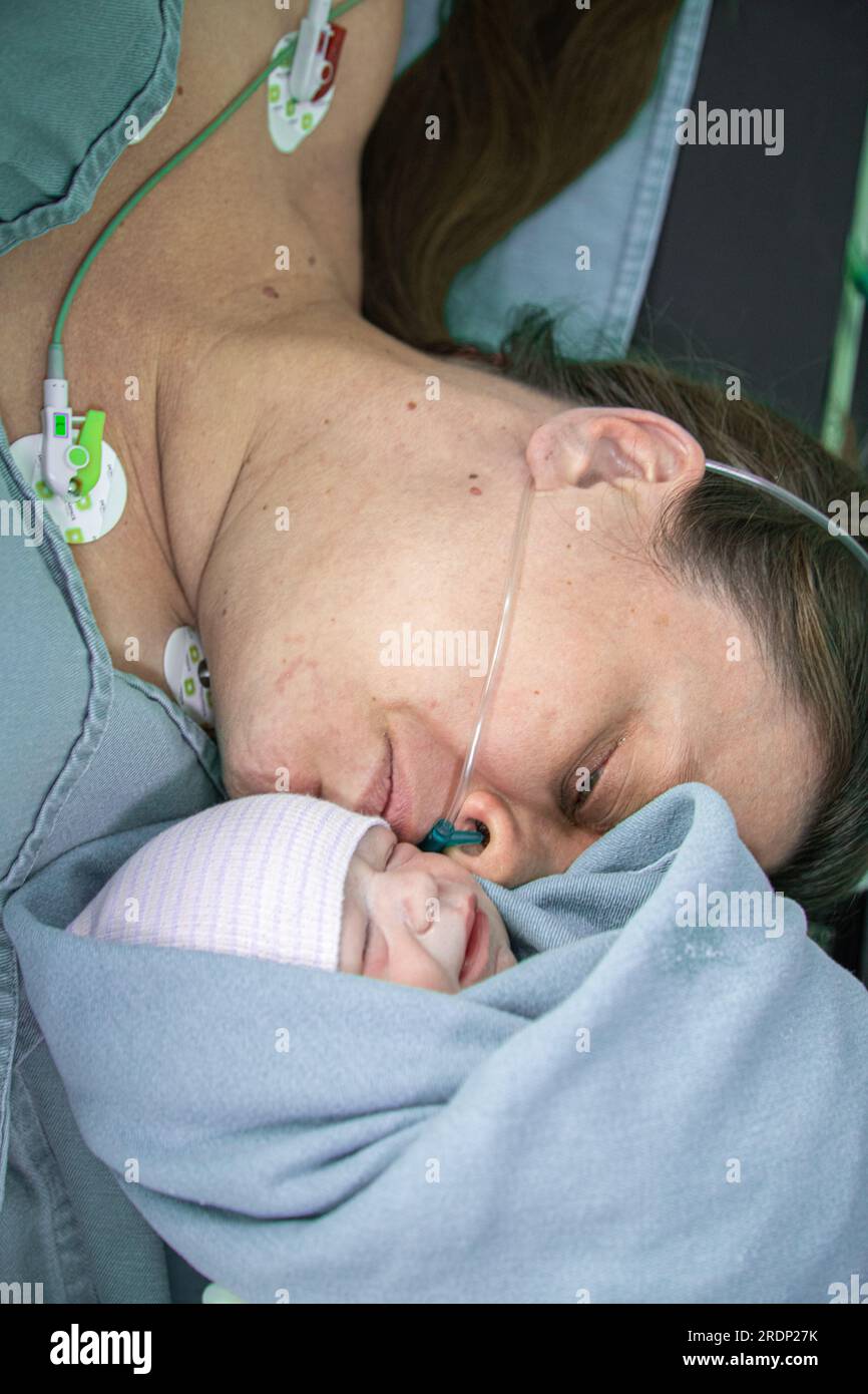 hand vede sua figlia appena nata per la prima volta Foto Stock