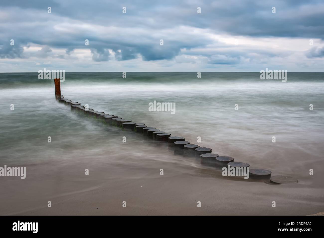 Splendido paesaggio di vacanze sul Mar Baltico polacco. Spiaggia sabbiosa e nuvole su sfondo blu in un concetto di vacanza. Foto scattata con profondità ridotta Foto Stock