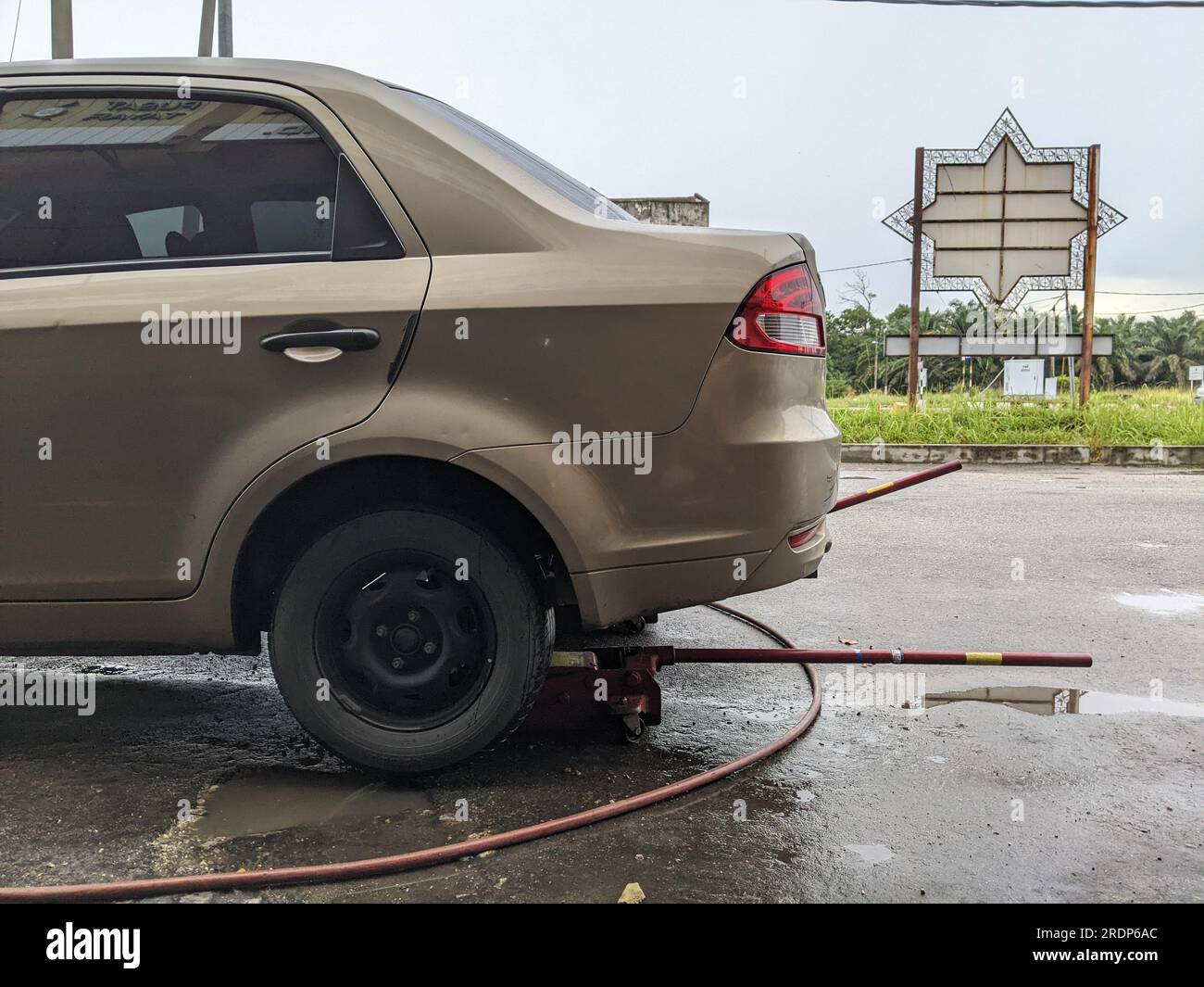 Un'auto si sta preparando a sostituire il pneumatico posteriore. Foto Stock