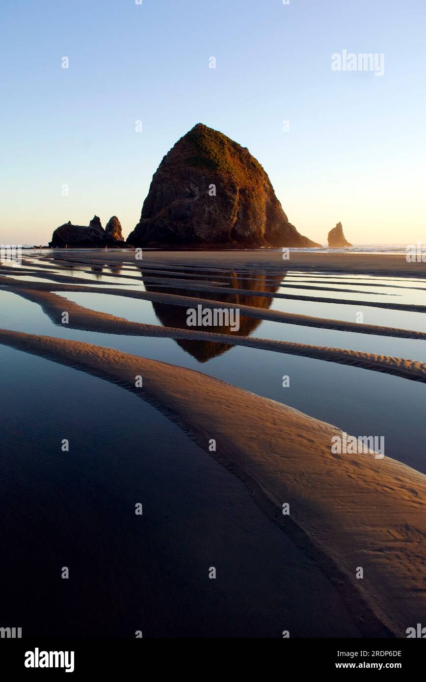 Piscine di Haystack Rock e marea a Cannon Beach, OREGON Foto Stock
