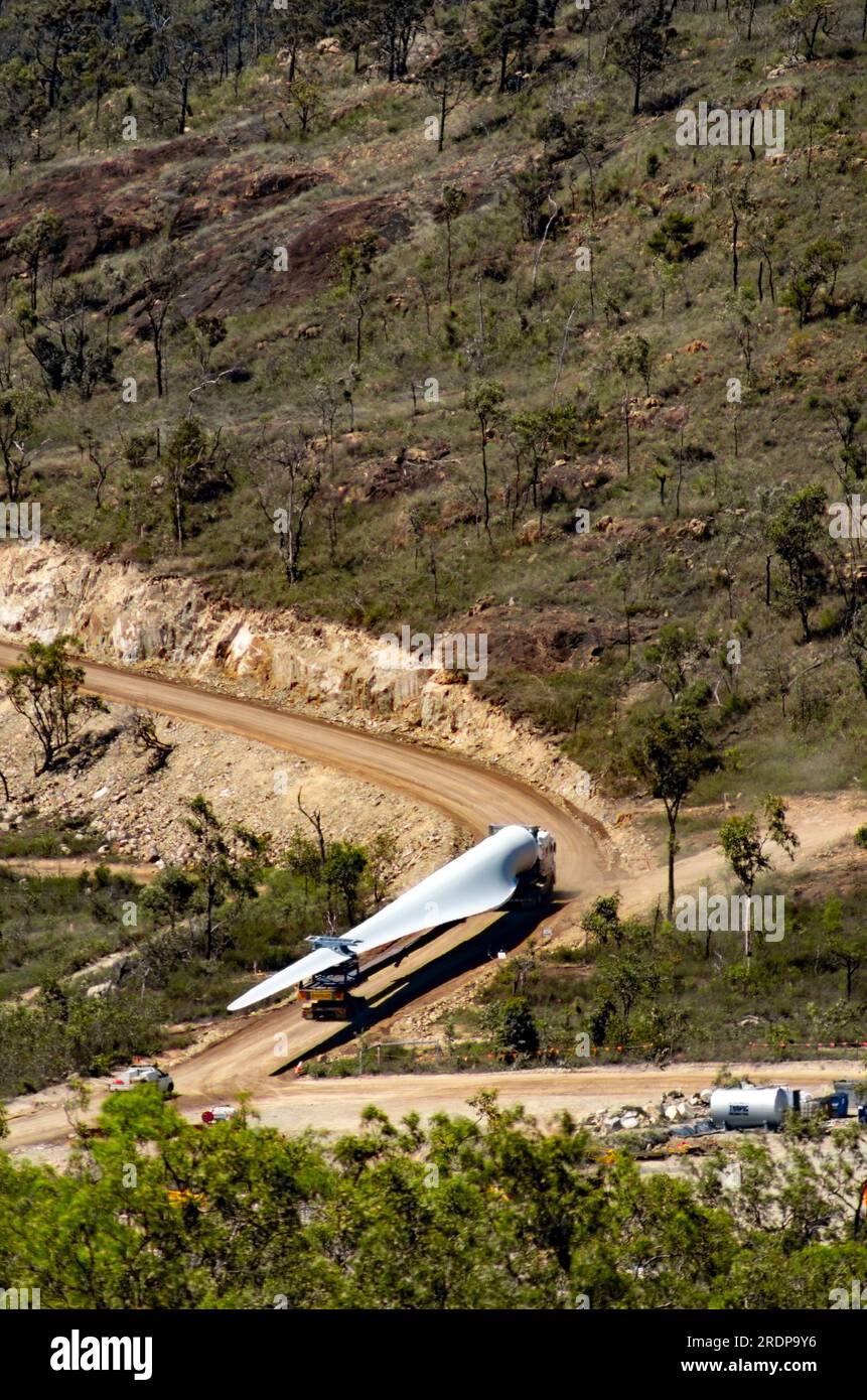 La lama della turbina eolica viene trasportata in camion fino al Mount Emerald Windfarm, Kairi, far North Queenslland, Australia Foto Stock