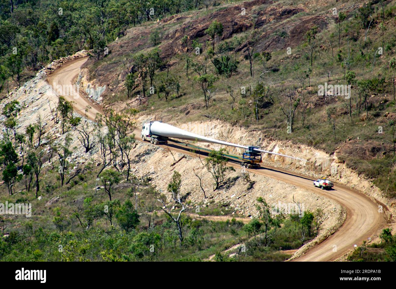 La lama della turbina eolica viene trasportata in camion fino al Mount Emerald Windfarm, Kairi, far North Queenslland, Australia Foto Stock