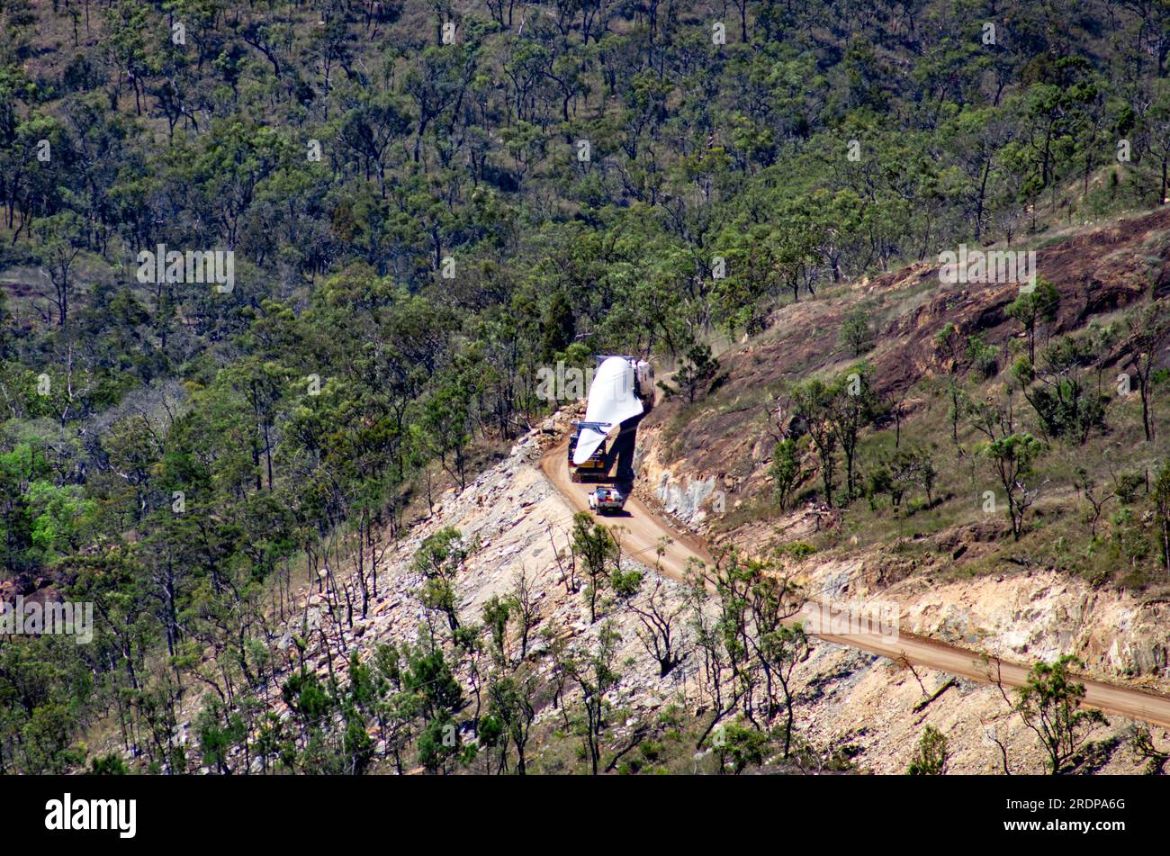 La pala a turbina del parco eolico viene trasportata in camion fino al sito in cima al monte Edith, Atherton Tablelands, Australia. Foto Stock