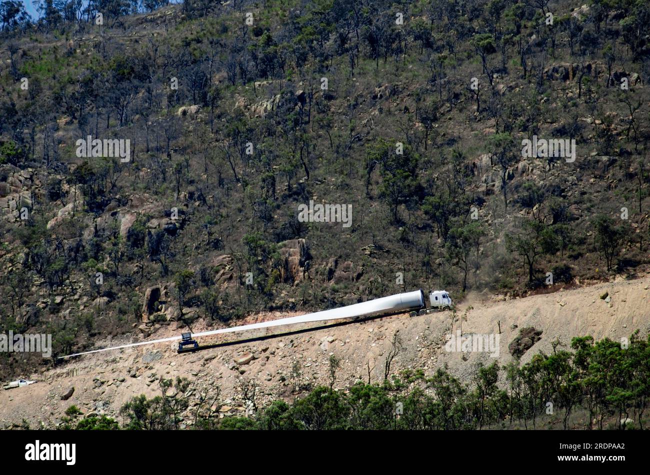 La pala a turbina del parco eolico viene trasportata in camion fino al sito in cima al monte Edith, Atherton Tablelands, Australia. Foto Stock