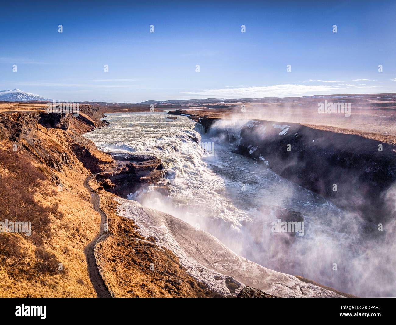La cascata Gullfoss, la più famosa d'Islanda, in una chiara giornata primaverile. Foto Stock
