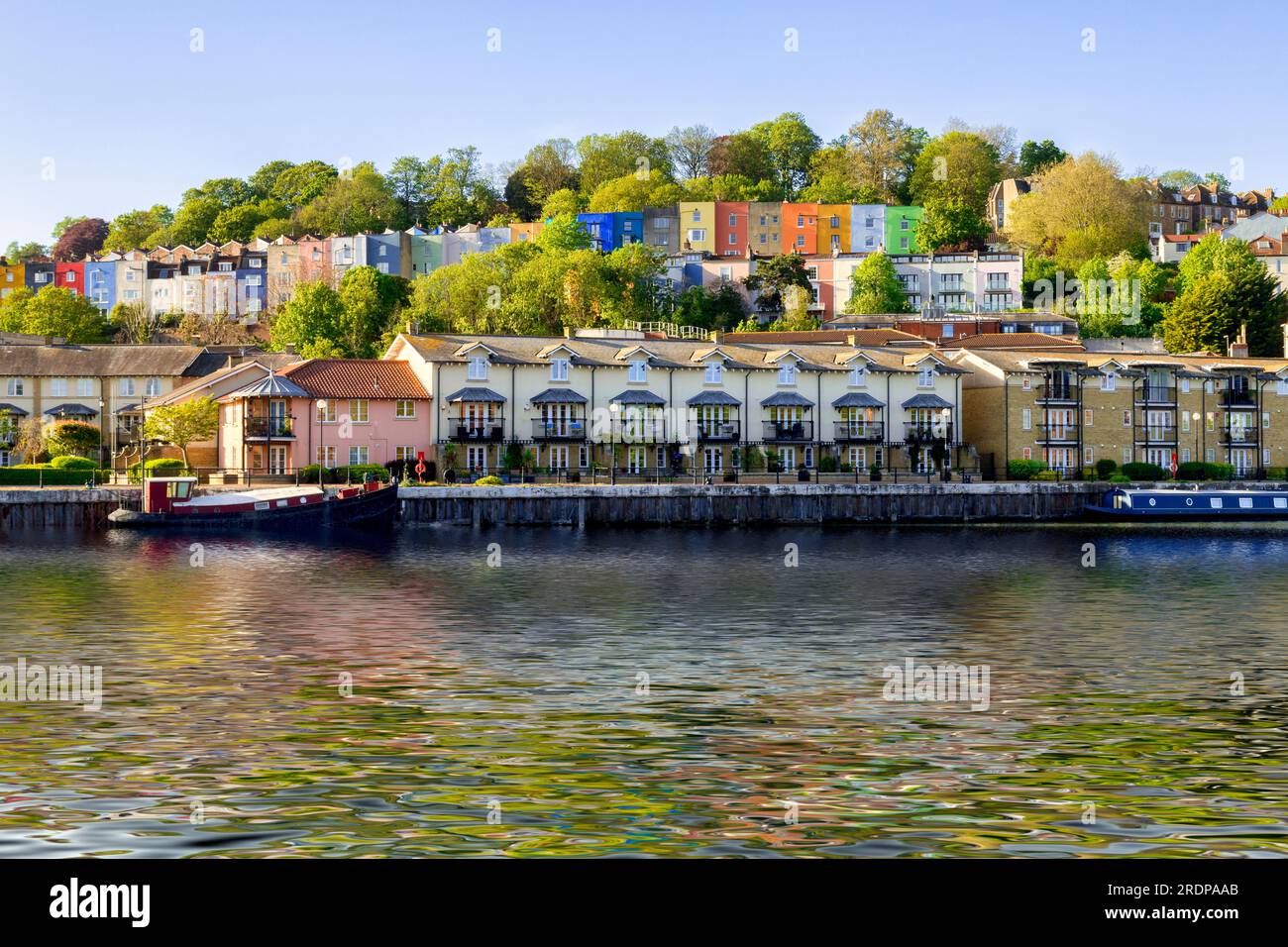 Case e appartamenti colorati con vista sui Bristol Docks, Bristol, Regno Unito, con riflessi di Photoshop nell'acqua. Cielo blu perfetto. Foto Stock