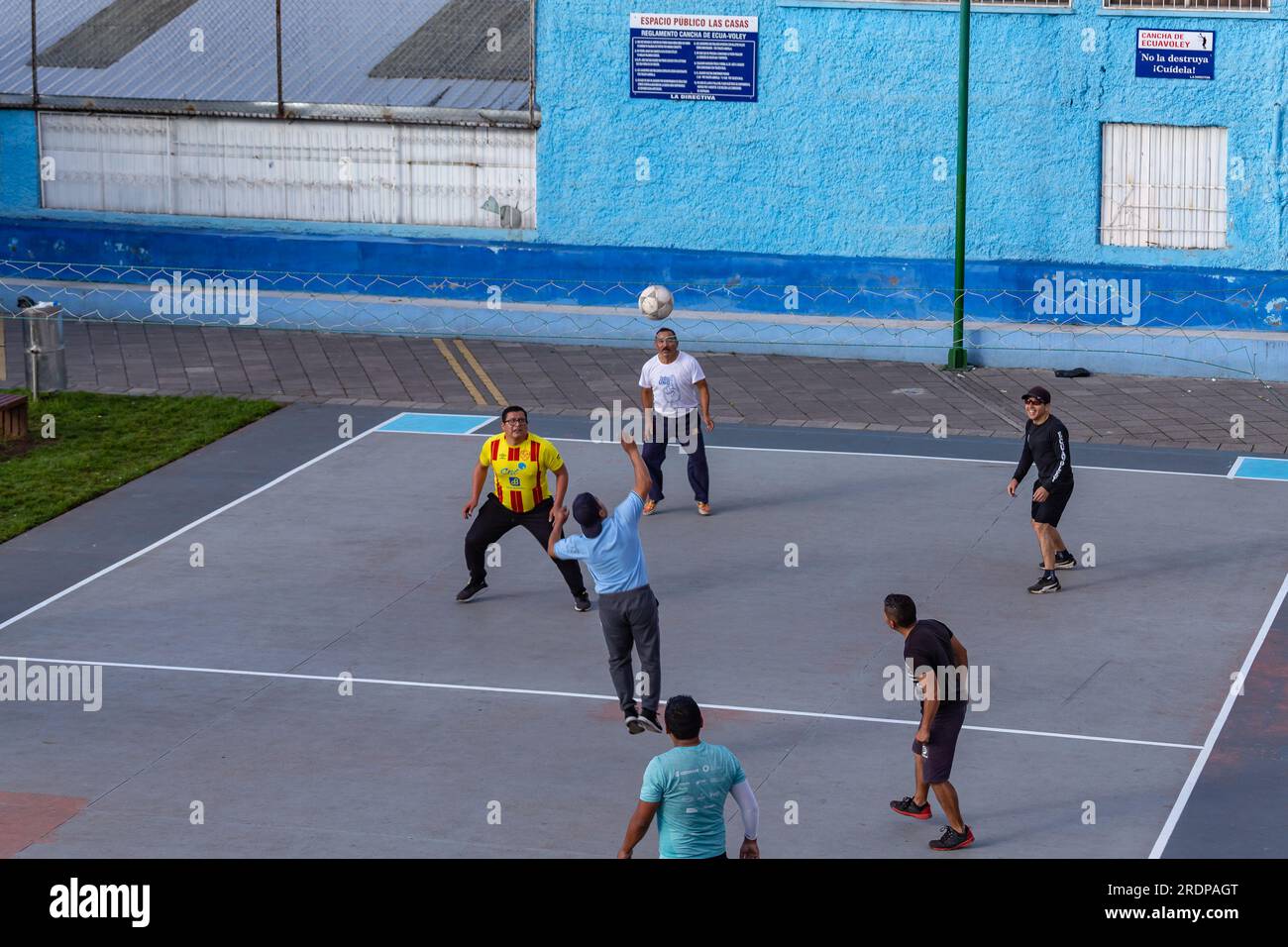 Quito, Ecuador, 3 giugno 2023: I residenti del quartiere di Las Casas trascorrono il loro tempo libero giocando a ecuavoley, una forma di pallavolo giocata inf Foto Stock