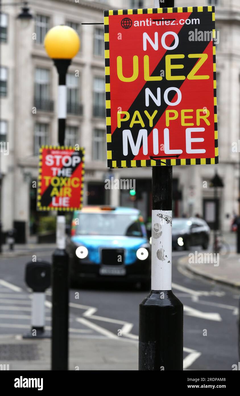 Londra, Regno Unito. 22 luglio 2023. I manifestanti legano “No ULEZ No Pay per Mile Signs to post Outside the BBC. I manifestanti si uniscono per chiarire al sindaco di Londra Sadiq Khan che lui e l'estensione alla zona a emissioni ultra basse (ULEZ) esistente a Londra sono indesiderati. Il sindaco Khan sta estendendo la zona nell'agosto 2023 con l'obiettivo di migliorare la qualità dell'aria della grande Londra. Credito: SOPA Images Limited/Alamy Live News Foto Stock