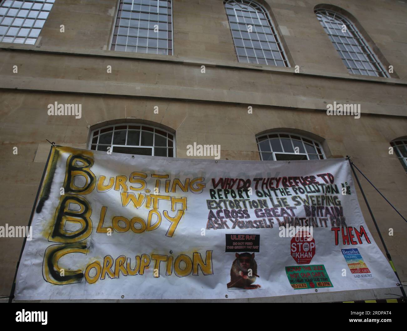 Londra, Regno Unito. 22 luglio 2023. I manifestanti attaccano uno striscione che critica la BBC alle ringhiere di fronte ai loro uffici. I manifestanti si uniscono per chiarire al sindaco di Londra Sadiq Khan che lui e l'estensione alla zona a emissioni ultra basse (ULEZ) esistente a Londra sono indesiderati. Il sindaco Khan sta estendendo la zona nell'agosto 2023 con l'obiettivo di migliorare la qualità dell'aria della grande Londra. (Foto di Martin Pope/SOPA Images/Sipa USA) credito: SIPA USA/Alamy Live News Foto Stock