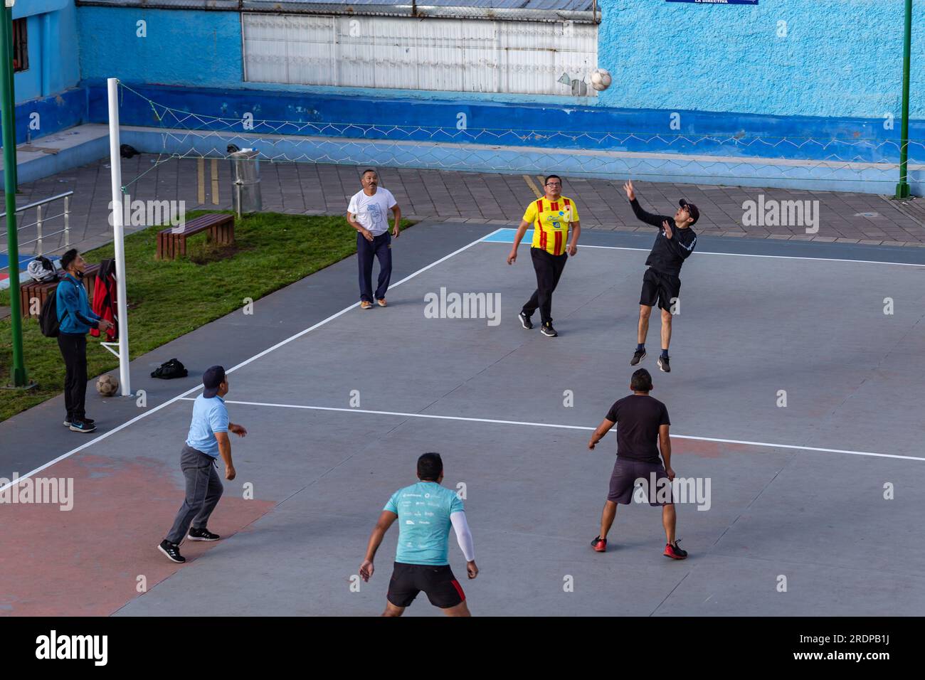 Quito, Ecuador, 3 giugno 2023: I residenti del quartiere di Las Casas trascorrono il loro tempo libero giocando a ecuavoley, una forma di pallavolo giocata inf Foto Stock