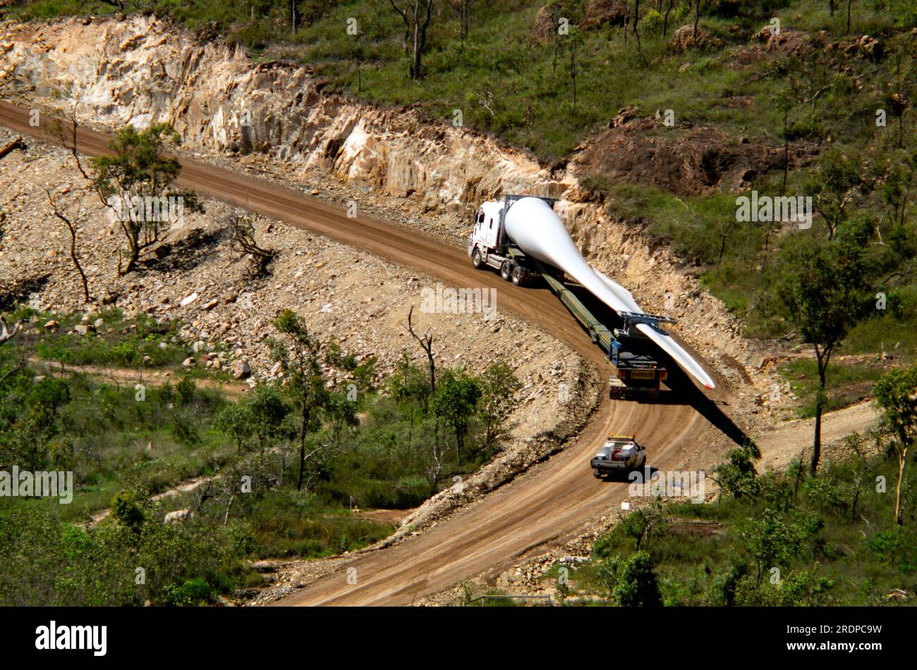 La pala a turbina del parco eolico viene trasportata in camion fino al sito in cima al monte Edith, Atherton Tablelands, Australia. Foto Stock