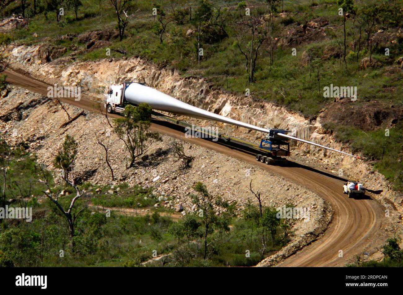 La pala a turbina del parco eolico viene trasportata in camion fino al sito in cima al monte Edith, Atherton Tablelands, Australia. Foto Stock