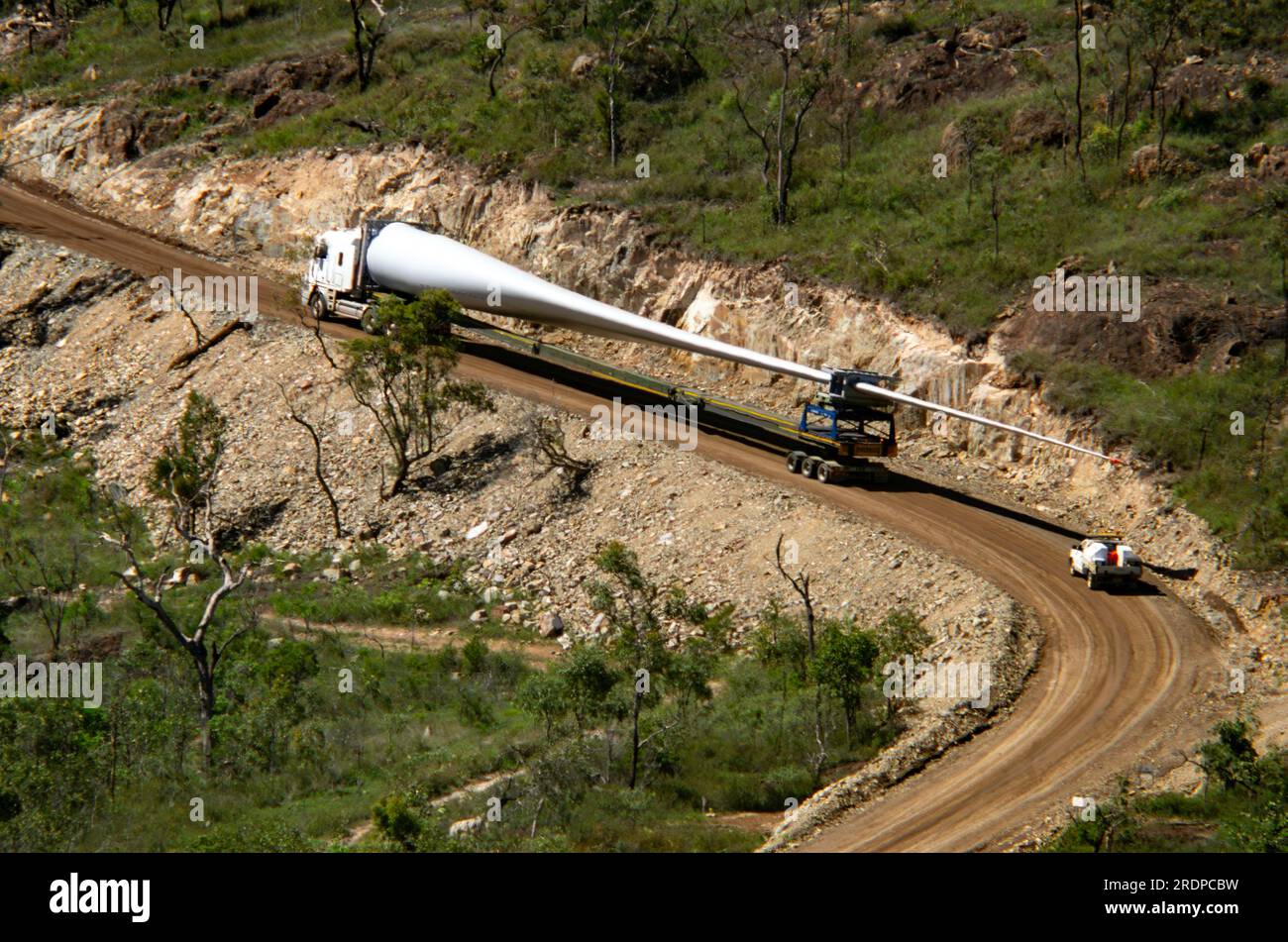 La pala a turbina del parco eolico viene trasportata in camion fino al sito in cima al monte Edith, Atherton Tablelands, Australia. Foto Stock