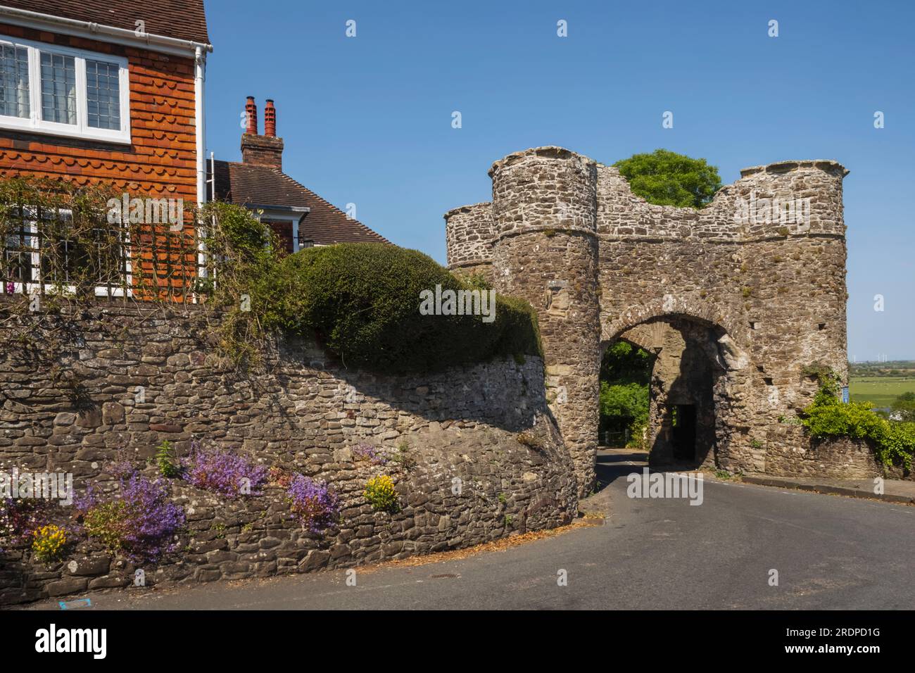 Inghilterra, Sussex, East Sussex, Winchelsea, XIII secolo Strand Gate e Empty Road Foto Stock