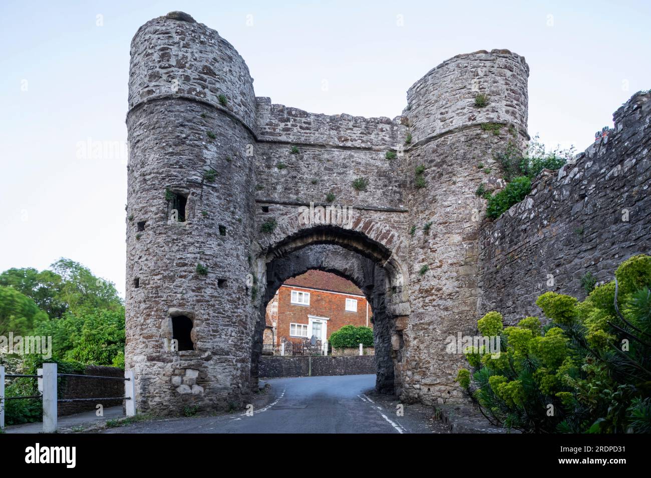 Inghilterra, Sussex, East Sussex, Winchelsea, XIII secolo Strand Gate e Empty Road Foto Stock