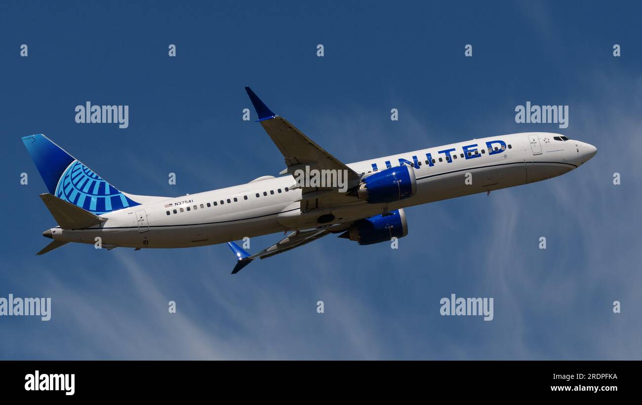 Richmond, British Columbia, Canada. 11 luglio 2023. Un Boeing 737-9 MAX jet di linea United Airlines (N37541) in volo dopo il decollo dall'aeroporto internazionale di Vancouver. (Immagine di credito: © Bayne Stanley/ZUMA Press Wire) SOLO USO EDITORIALE! Non per USO commerciale! Foto Stock