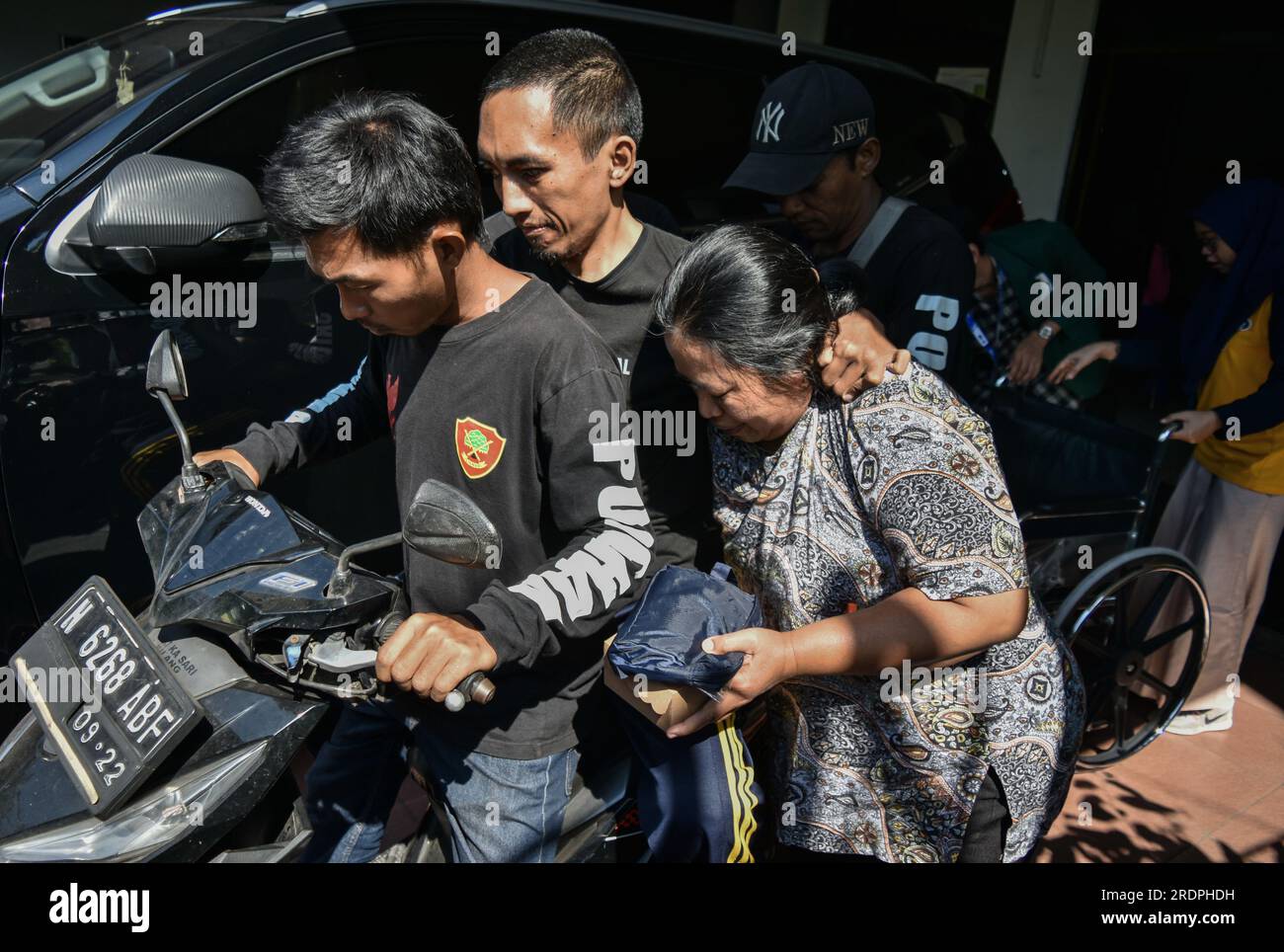 22 luglio 2023, Malang, Giava Orientale, Indonesia: Un paziente disabilità (centro) è stato portato a casa da volontari presso il posto sanitario locale di disabilità (disabilità Posyandu) nell'ufficio del villaggio di Polehan, Malang City, East Java, Indonesia il 22 luglio 2023. La disabilità Posyandu fornisce controlli sanitari di base (obesità, zucchero nel sangue, colesterolo e nutrizione), controlli motori, servizi psicologici e riflessologia della disabilità. Il numero di pazienti con disabilità 80 persone con disabilità mentali, disabilità fisiche, ciechi, sordi e disabili.Posyandu disabilità è un servizio sanitario gratuito per p Foto Stock