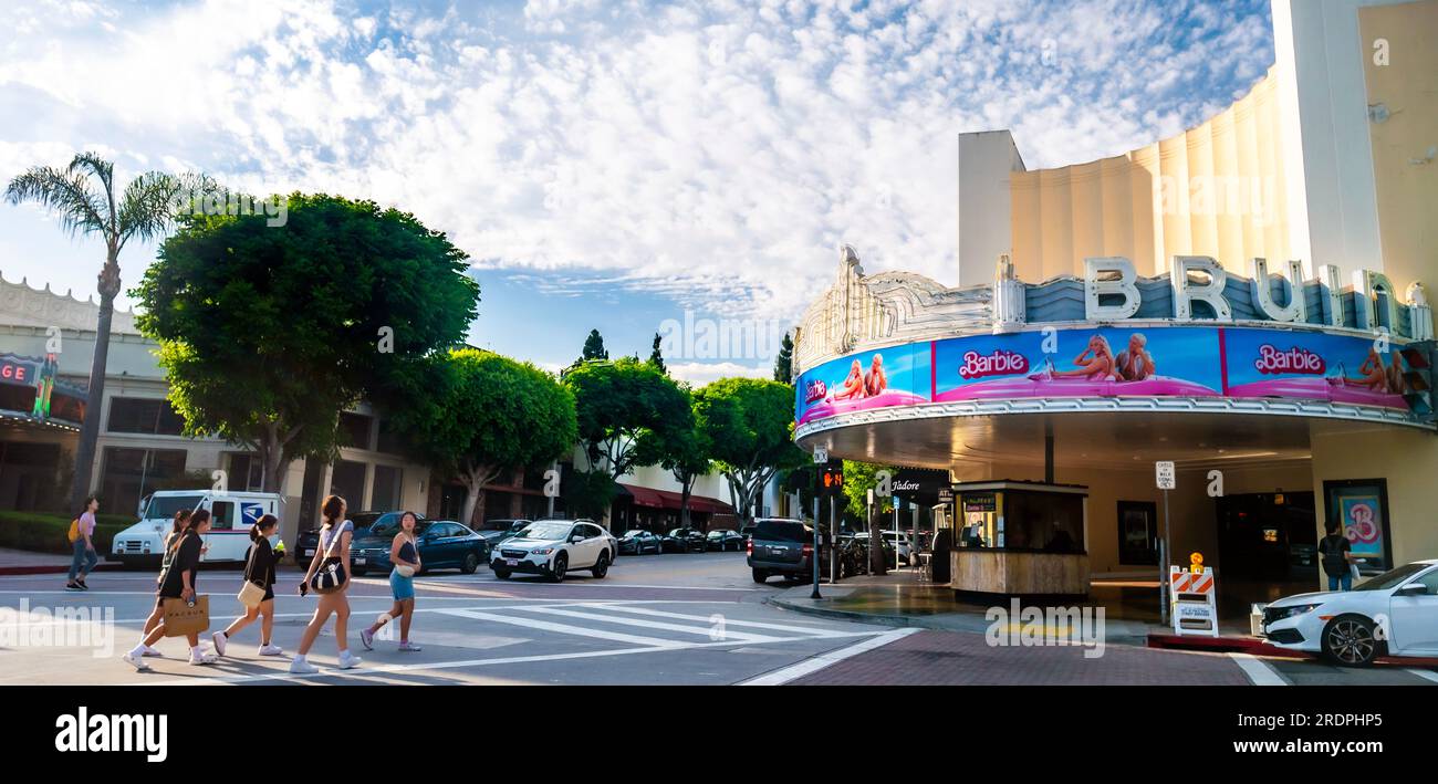 Studenti universitari che camminano per vedere Barbie al cinema Foto Stock