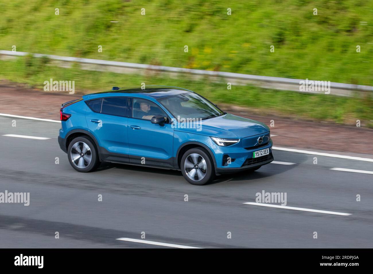 2023 Volvo C40 Core Recharge EV 231 ricarica 69 kWh FWD Blue Car SUV potenza elettrica 170 kW; viaggia a velocità sostenuta sull'autostrada M6 a Greater Manchester, Regno Unito Foto Stock