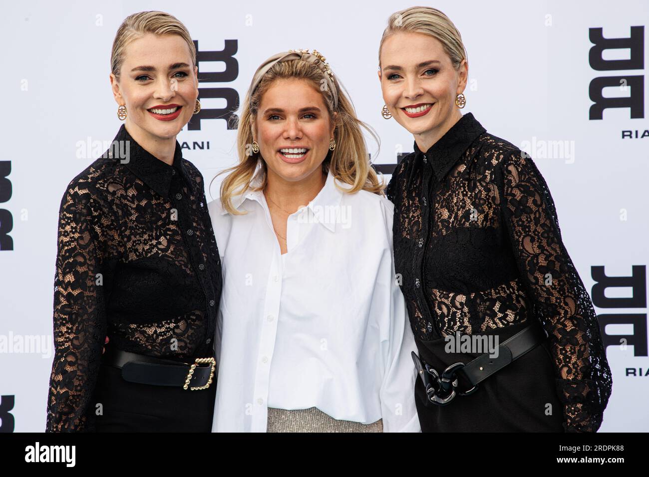 22.07.2023. Düsseldorf. Nina und Julia Meise mit Mona Buckenmaier (Mitte) bei der zweiten 'Riani Fashion Cruise' auf dem Ausflugsschiff 'Blue Rhapsody Foto Stock