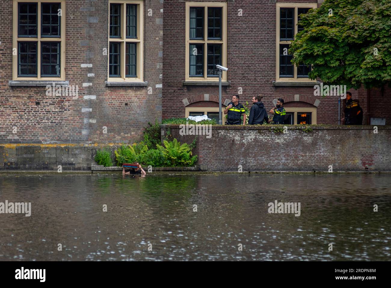 Den Haag, Olanda meridionale, Paesi Bassi. 22 luglio 2023. Gli attivisti per il clima vengono arrestati per protesta davanti agli uffici del governo olandese. Gli attivisti del clima con Extinction Rebellion hanno dimostrato esattamente alle 18:00 (UTC 2) lo spostamento dell'"Orologio climatico" da sei anni a cinque. Questa dimostrazione è stata una delle 26 che si sono svolte in tutto il mondo. (Immagine di credito: © James Petermeier/ZUMA Press Wire) SOLO USO EDITORIALE! Non per USO commerciale! Foto Stock