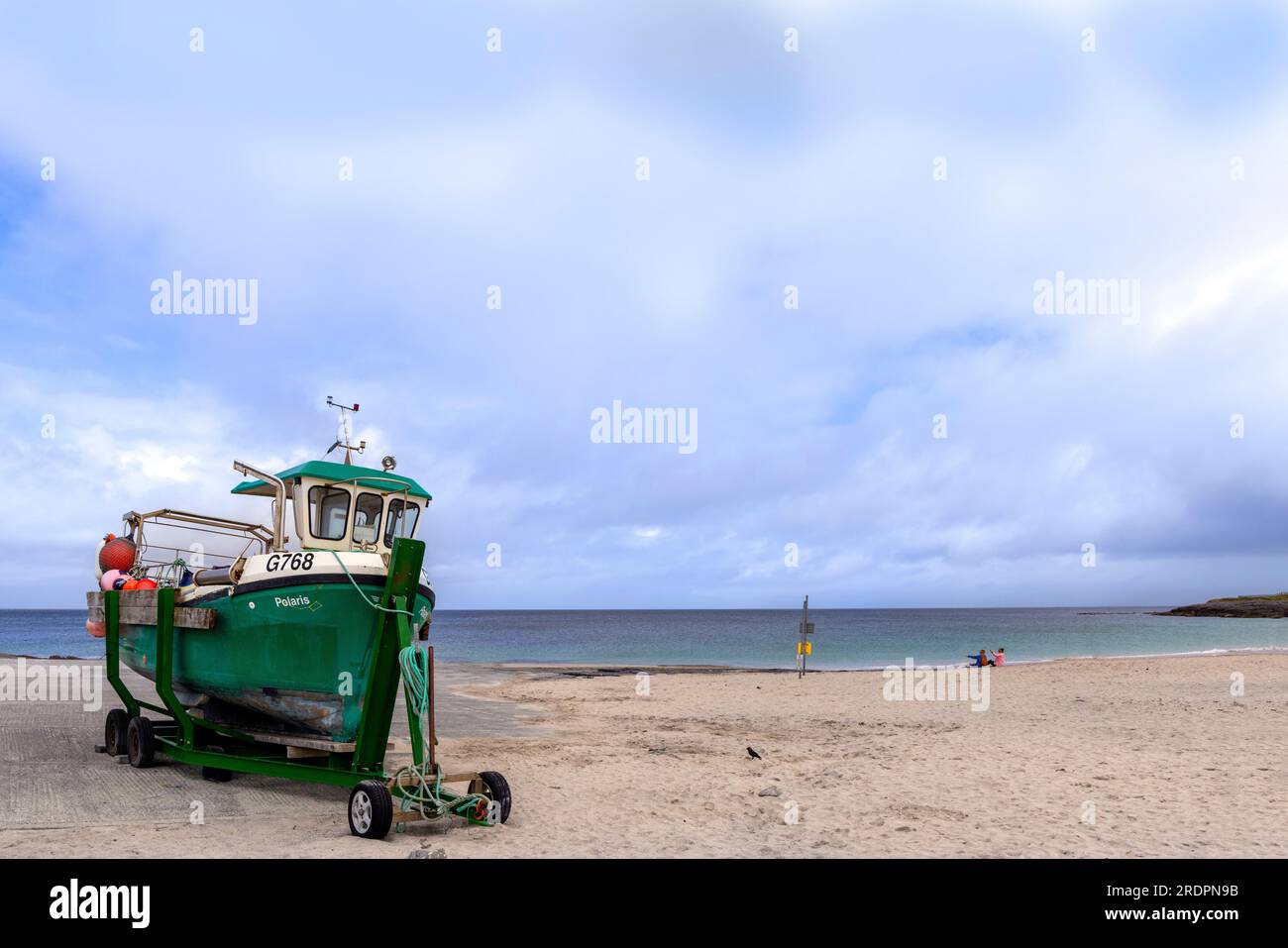 Barca da pesca sulla riva di Inis Oirr o Inisheer, la più piccola delle tre isole Aran, Galway Bay, Irlanda occidentale. Foto Stock