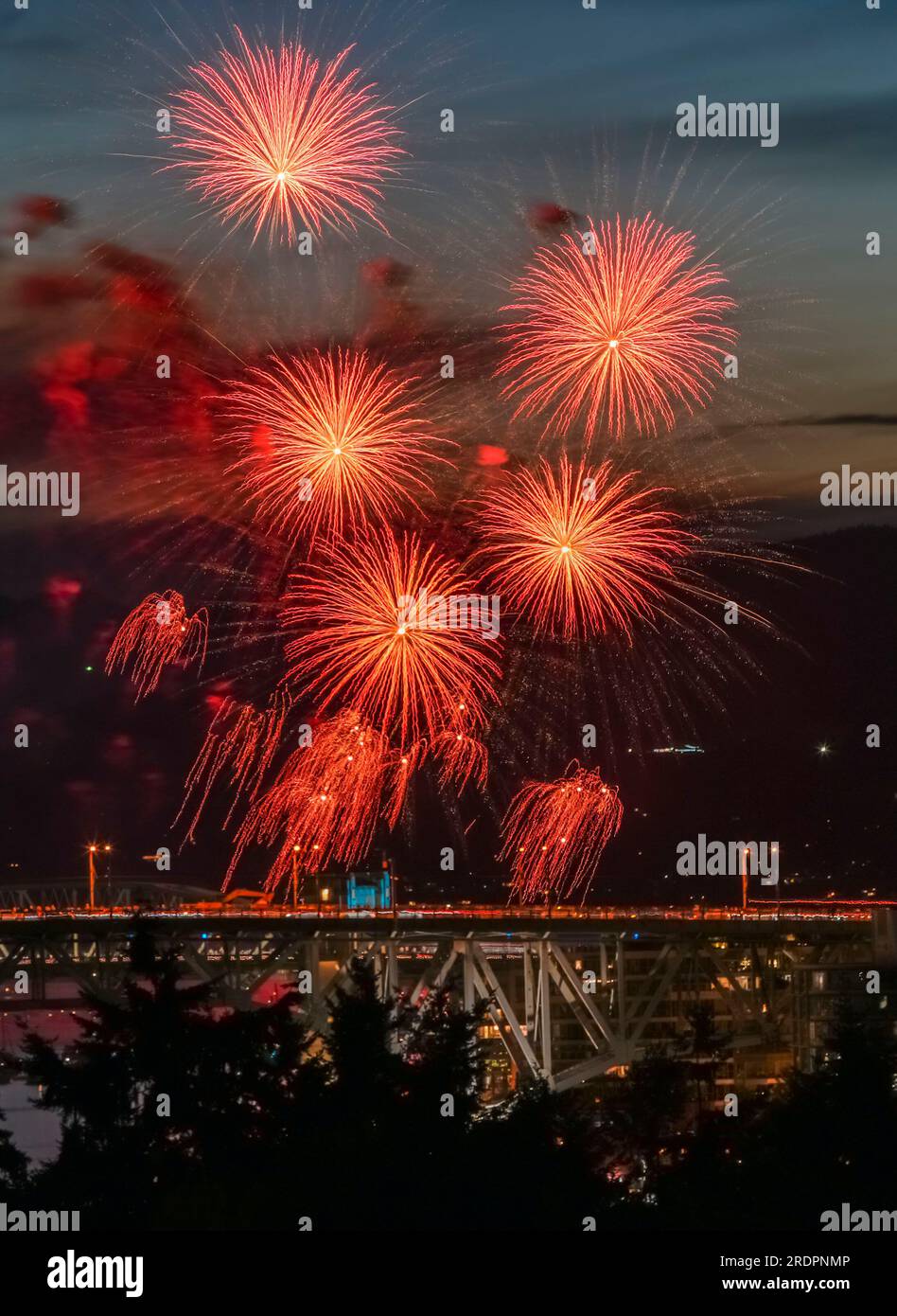 Vancouver, Canada. 22 luglio 2023. I fuochi d'artificio lanciati dal team Australia si vedono a English Bay a Vancouver, British Columbia, Canada, il 22 luglio 2023. Una gara di fuochi d'artificio off-shore è iniziata qui con la performance del team Australia di sabato, seguita dal team Mexico il 26 luglio e dal team Filippine il 29 luglio. Crediti: Liang Sen/Xinhua/Alamy Live News Foto Stock