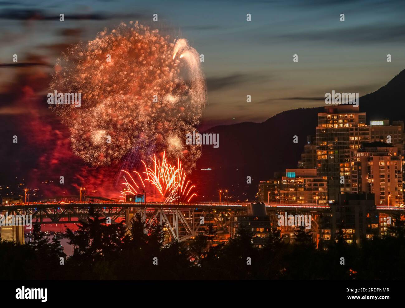 Vancouver, Canada. 22 luglio 2023. I fuochi d'artificio lanciati dal team Australia si vedono a English Bay a Vancouver, British Columbia, Canada, il 22 luglio 2023. Una gara di fuochi d'artificio off-shore è iniziata qui con la performance del team Australia di sabato, seguita dal team Mexico il 26 luglio e dal team Filippine il 29 luglio. Crediti: Liang Sen/Xinhua/Alamy Live News Foto Stock