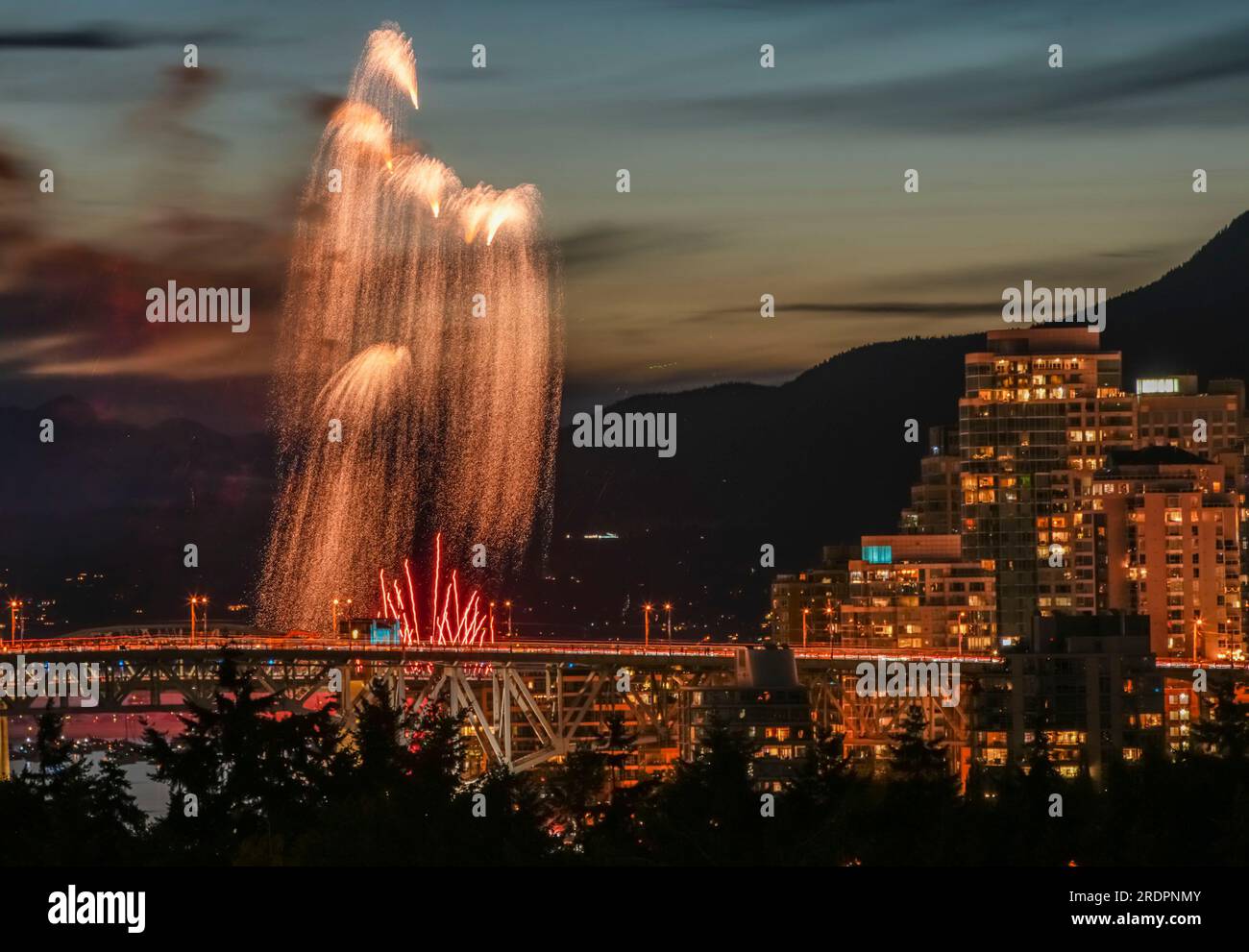 Vancouver, Canada. 22 luglio 2023. I fuochi d'artificio lanciati dal team Australia si vedono a English Bay a Vancouver, British Columbia, Canada, il 22 luglio 2023. Una gara di fuochi d'artificio off-shore è iniziata qui con la performance del team Australia di sabato, seguita dal team Mexico il 26 luglio e dal team Filippine il 29 luglio. Crediti: Liang Sen/Xinhua/Alamy Live News Foto Stock