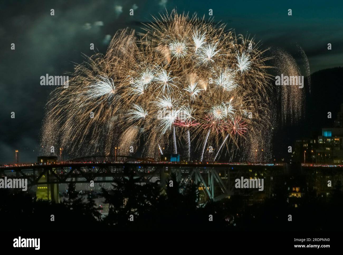 Vancouver, Canada. 22 luglio 2023. I fuochi d'artificio lanciati dal team Australia si vedono a English Bay a Vancouver, British Columbia, Canada, il 22 luglio 2023. Una gara di fuochi d'artificio off-shore è iniziata qui con la performance del team Australia di sabato, seguita dal team Mexico il 26 luglio e dal team Filippine il 29 luglio. Crediti: Liang Sen/Xinhua/Alamy Live News Foto Stock