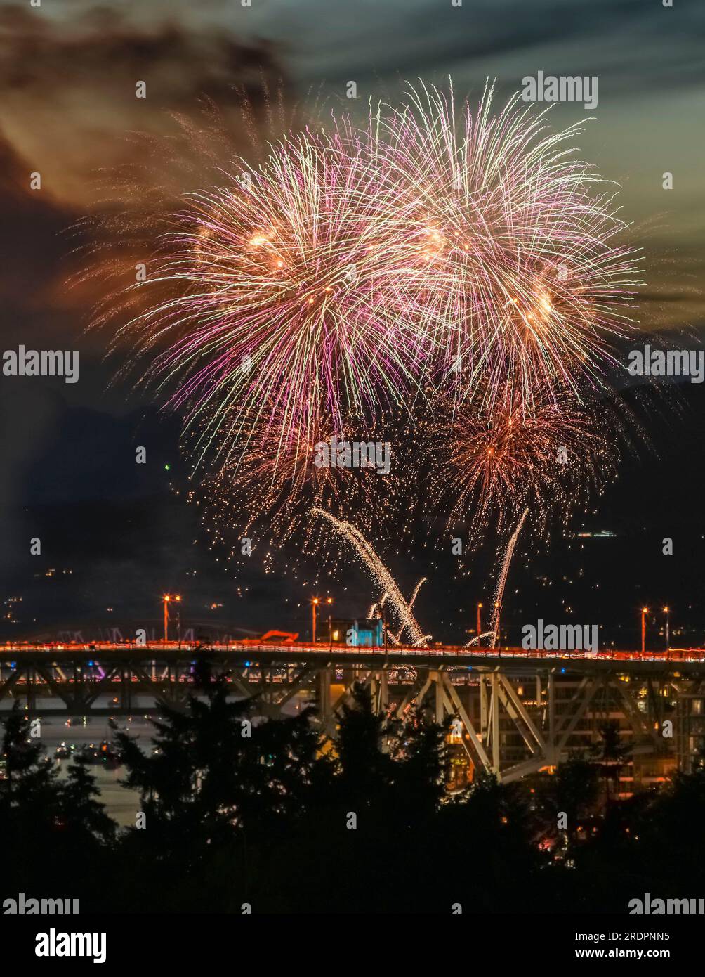 Vancouver, Canada. 22 luglio 2023. I fuochi d'artificio lanciati dal team Australia si vedono a English Bay a Vancouver, British Columbia, Canada, il 22 luglio 2023. Una gara di fuochi d'artificio off-shore è iniziata qui con la performance del team Australia di sabato, seguita dal team Mexico il 26 luglio e dal team Filippine il 29 luglio. Crediti: Liang Sen/Xinhua/Alamy Live News Foto Stock