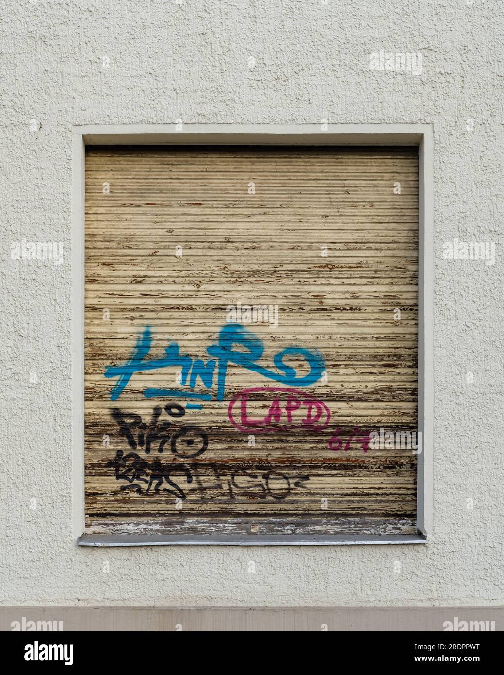 Persiane di decadenza chiuse per le strade di Neukölln a Berlino, Germania. Foto Stock