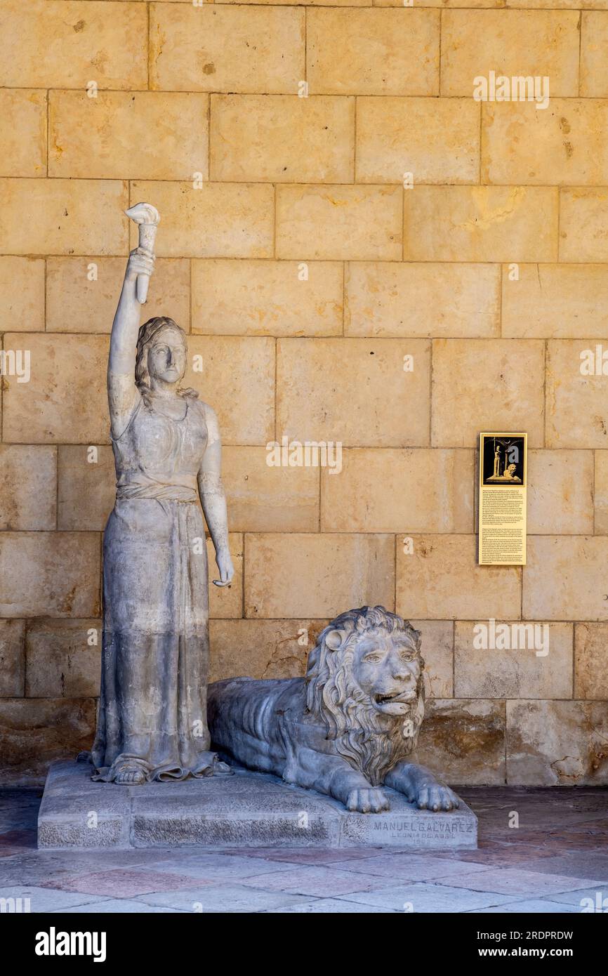Allegoria della pietra artificiale repubblicana della scultura di origine leonarica Manuel Gutierrrez Alvarez. Il Palacio de los Guzmanes è un edificio rinascimentale Foto Stock