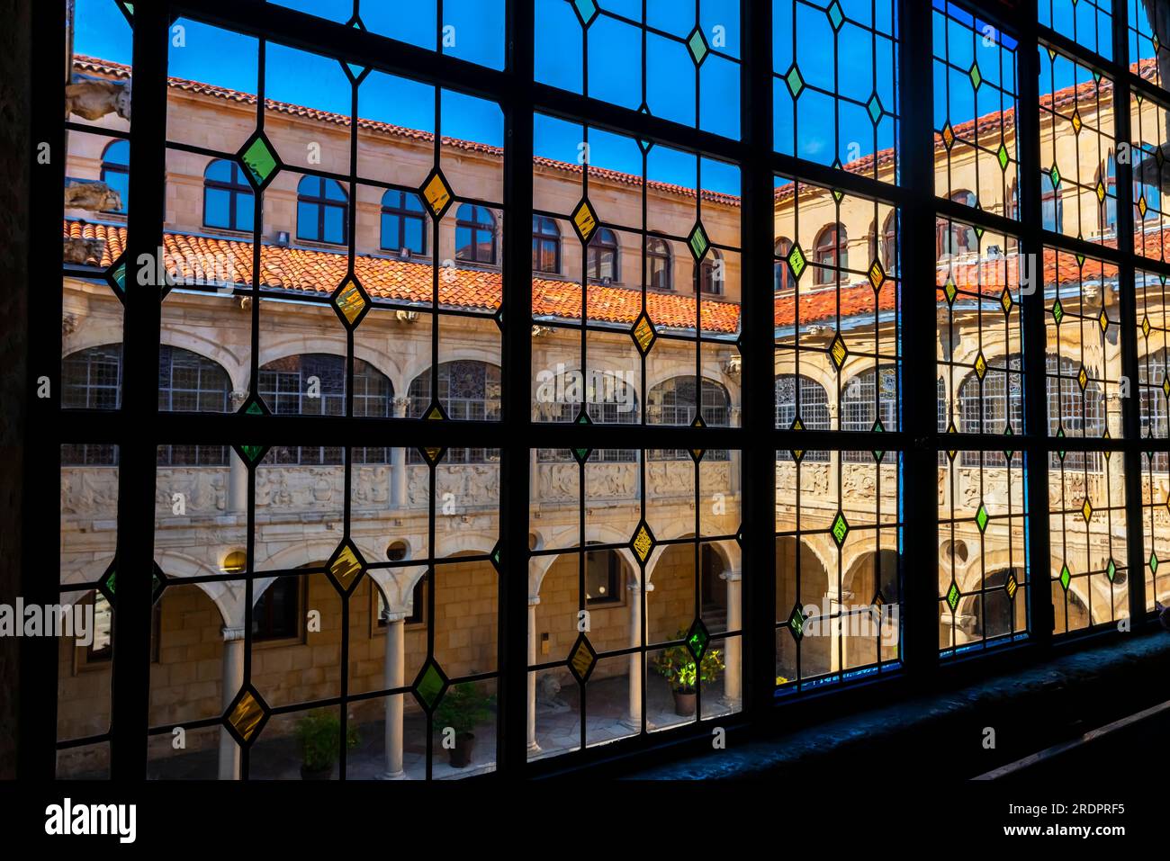 Cortile dell'edificio rinascimentale Palacio de los Guzmanes nel centro storico di León, Castilla y Leon, Spagna. Ora sede del governo provinciale di le Foto Stock