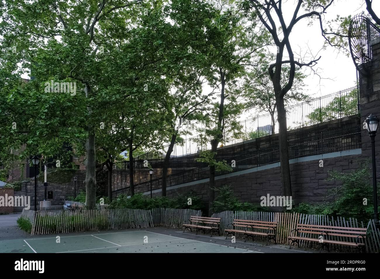 Dettaglio architettonico del Brooklyn Bridge Park, un parco sul lato di Brooklyn dell'East River a New York City Foto Stock