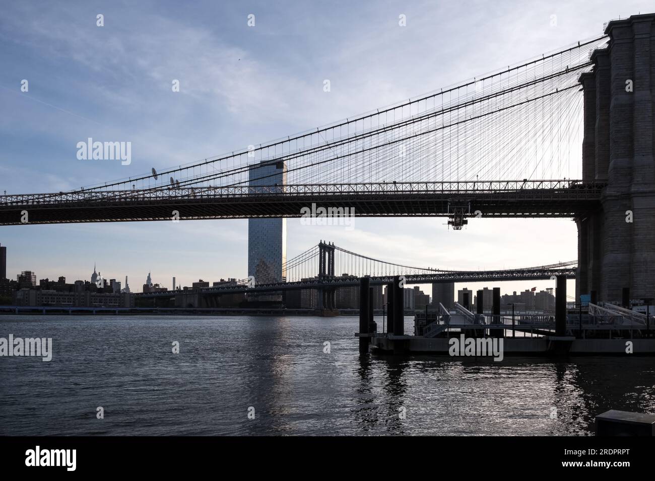 Paesaggio urbano da Brooklyn Bridge Park, un parco sul lato di Brooklyn dell'East River a New York City Foto Stock