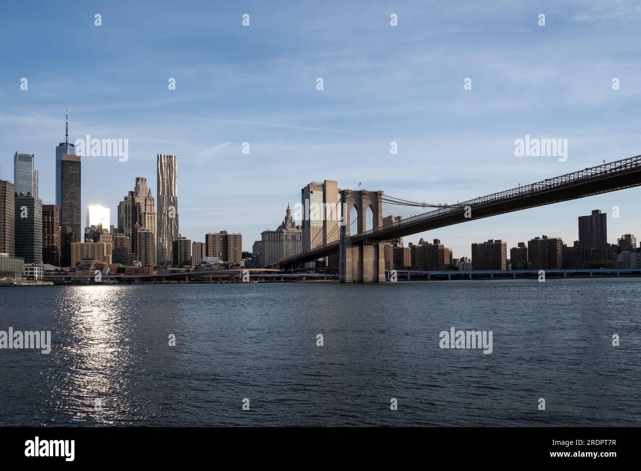 Skyline di Manhattan da Brooklyn Bridge Park, un parco sul lato di Brooklyn dell'East River a New York City Foto Stock
