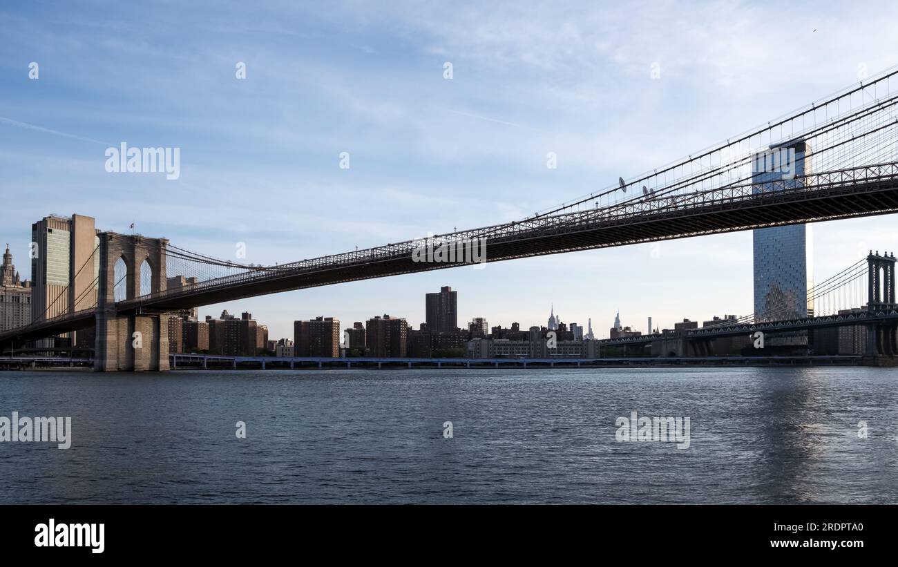 Skyline di Manhattan da Brooklyn Bridge Park, un parco sul lato di Brooklyn dell'East River a New York City Foto Stock