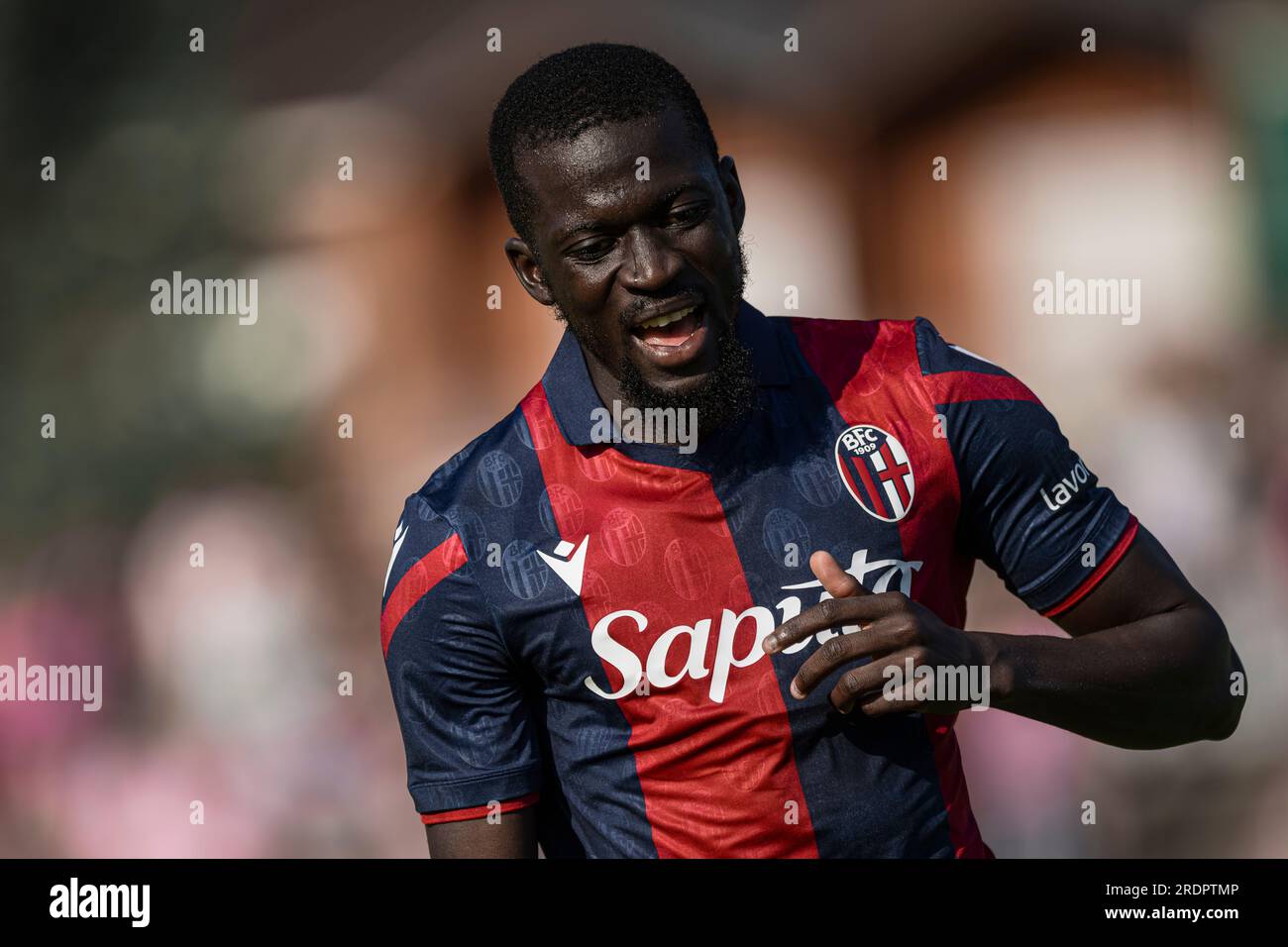 Il Musa Barrow del Bologna FC festeggia dopo aver segnato il gol di apertura durante la partita di calcio amichevole pre-stagionale tra il Bologna FC e il Palermo FC. Foto Stock