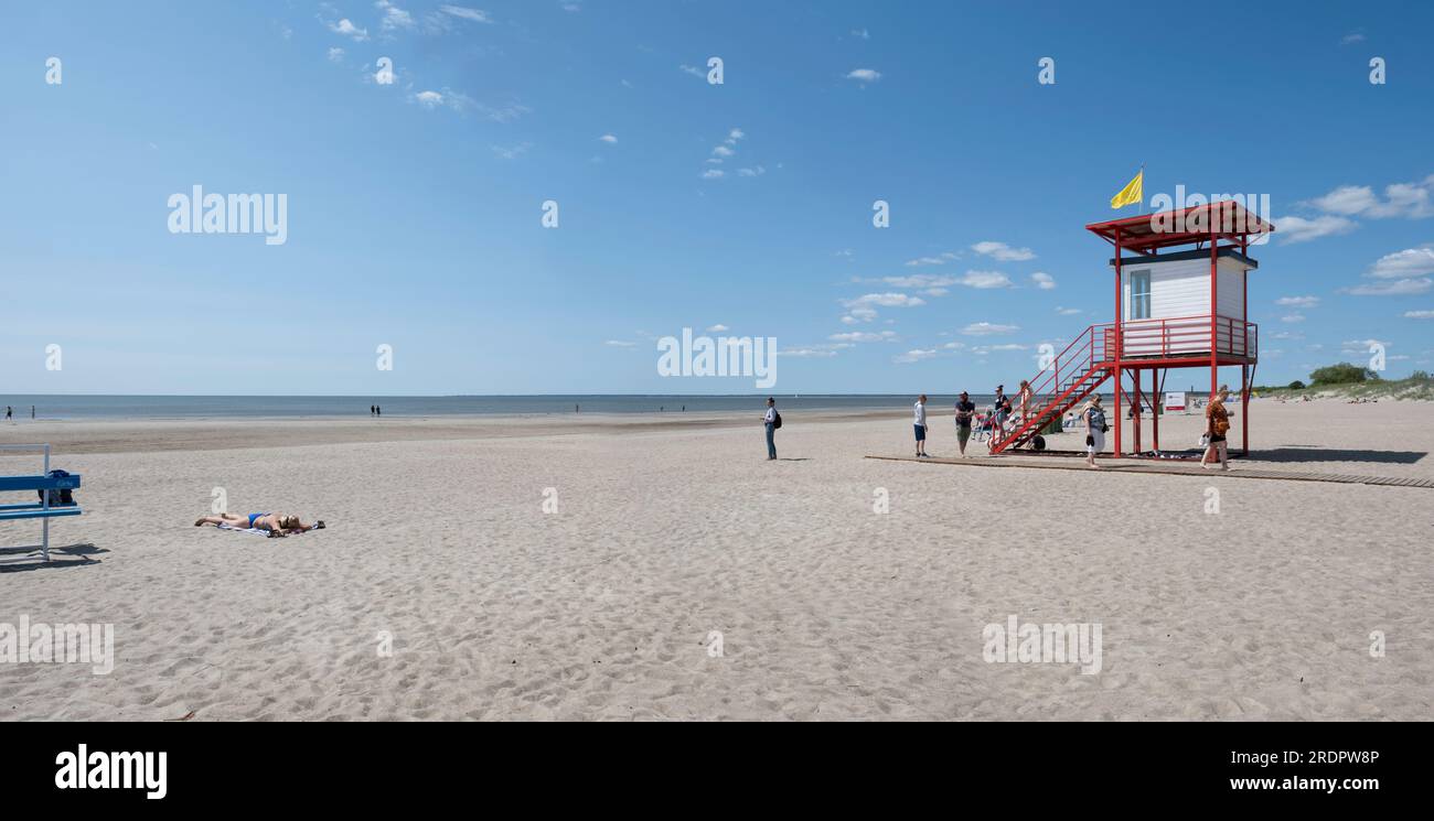 Spiaggia con torre di guardia per bagnini presso la località balneare di Pärnu in Estonia Foto Stock