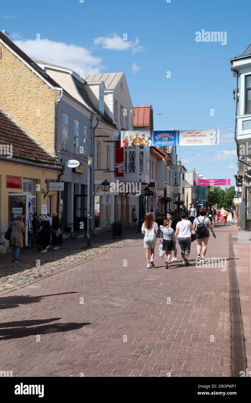 Via Rüütli nel centro della città costiera di Pärnu, Estonia. Gente che fa shopping Foto Stock