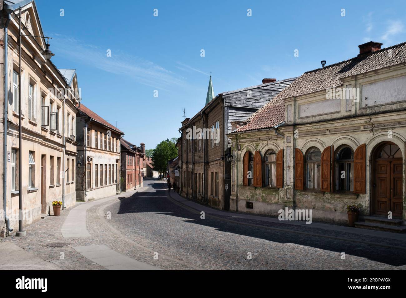 Via con vecchie case nella città vecchia di Kuldīga in lettone. Immagine widescreen Foto Stock